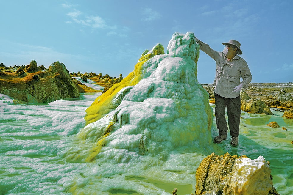 Es un mar de fuentes termales con esculturas de sal que surgen como enormes termiteros. Hay que llevar mascarilla por los gases y el hedor del azufre; y guantes para evitar quemaduras.