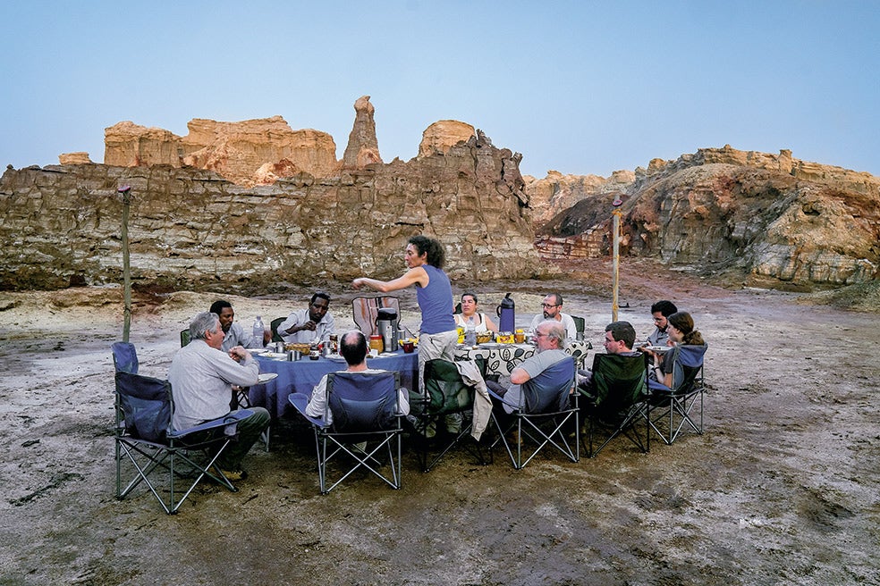 La industria de fertilizantes lo sabe: bajo el suelo de Dallol hay grandes depósitos de potasio. Los científicos (aquí en un descanso) urgen a la Unesco a que impida que la zona acabe como una mina a cielo abierto.