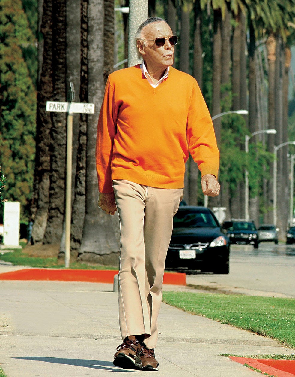 Stan Lee dio un paseo con XLSemanal por Beverly Hills, el lujoso vecindario de Los Ángeles donde, en 2001, fundó Pow! Entertainment. A esta productora multimedia –protectora de su nombre, imagen, voz, marcas registradas y derechos de publicidad– dedicó sus últimos años tras abandonar Marvel en los 90, empresa de la cual siguió recibiendo un millón de dólares al año como presidente emérito.