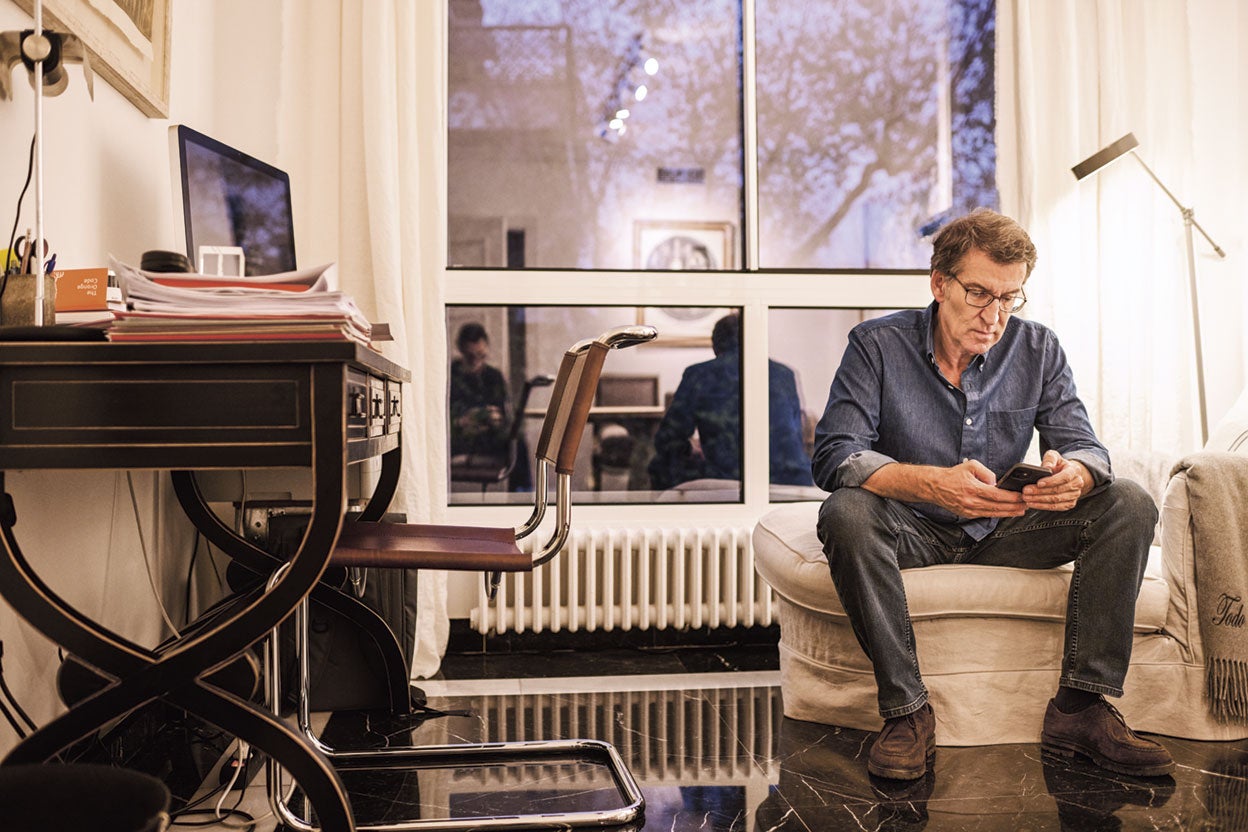 Núñez Feijóo ha emprendido una nueva vida en Madrid con su hijo Alberto, de 5 años, y su pareja, Eva Cárdenas. «En Madrid —comenta—, la gente es más expresiva, más espontánea. En Galicia, somos más tímidos, nos cuesta más. Yo he vivido 7 años en Madrid. He vuelto 19 años después y es una ciudad muy distinta. Hay mucha más gente y más prisas».