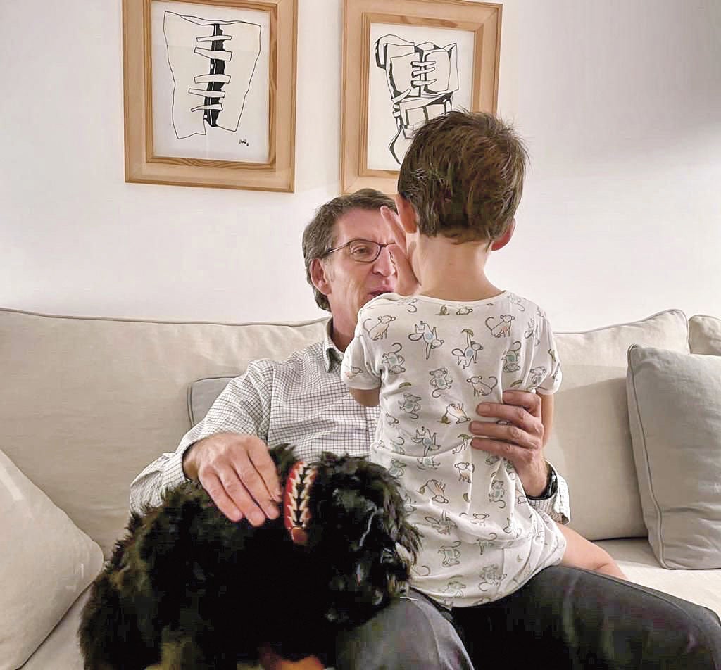 Nuñez Feijóo con su hijo, Alberto, de 5 años, y su perra, una schnauzer llamada Cata. «A Alberto lo montamos en el coche un sábado y el lunes ya empezó en un colegio nuevo. Aún está inseguro y busca más la protección de sus padres».