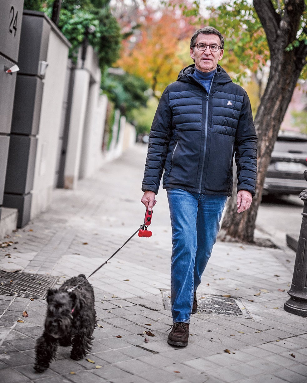 El presidente del PP es un amante de los animales. Antes de Cata —a la que pasea por su barrio de Madrid en la imagen— tuvo otra schnauzer llamada 'Camila', fallecida en 2013.