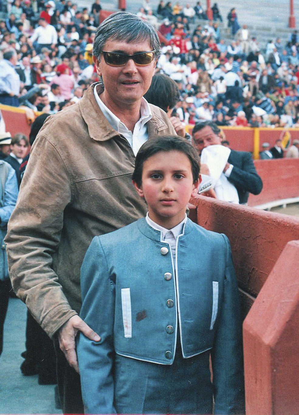 Su abuelo fue administrador de Acho, la plaza de toros de Lima (la familia tiene palco allí), su tío fue rejoneador y su hermano también es torero. En la foto, con su padre.