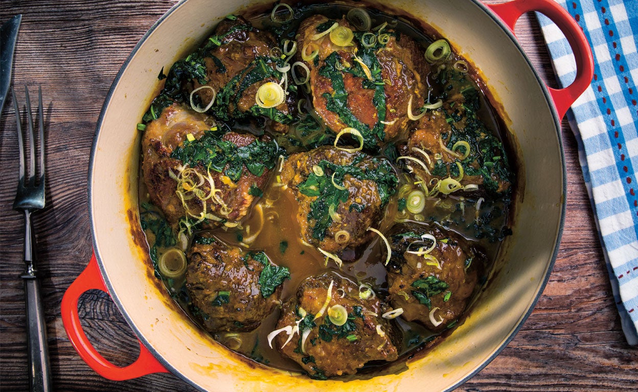 Carrilleras con cebollas tiernas