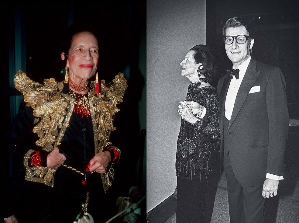 Vreeland llegó al Metropolitan para hacerse cargo de su colección de moda con 68 años y después de haber sido despedida de Vogue por sus 'excesos'. Y logró reinventarse ella... y al museo. Organizó exposiciones memorables y convirtió la gala del Met en una máquina para significarse y para recaudar dinero. En la foto, Vreeland con Yves Saint Laurent, durante la inauguración de la exposición que ella organizó sobre él en 1983 en el Metropolitan. La primera dedicada a un diseñador vivo.