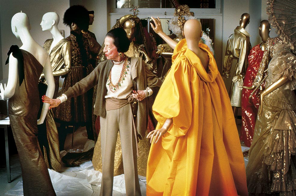 Vreeland no solo contribuyó a la moda a través de sus columnas, sino organizando algunas de las exposiciones más importantes del siglo XX. En la foto, revisando una colección en 1983, seis años antes de su fallecimiento.