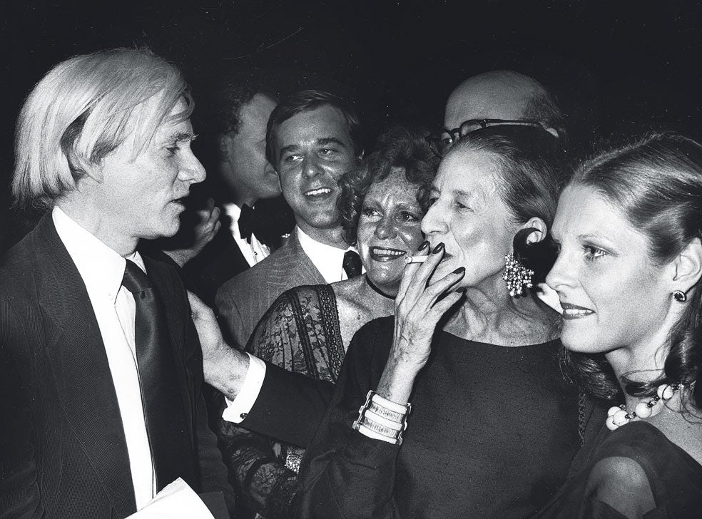 La diseñadora con Andy Warhol en una de las exposiciones del artista.