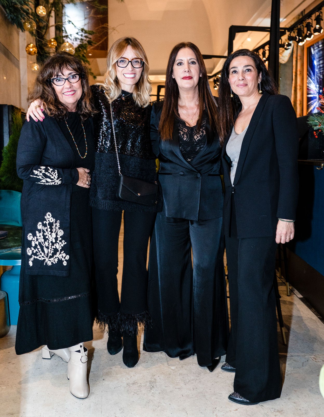 De izquierda a derecha: Yolanda Guerrero (escritora), Palmira Márquez (agente literaria) y las escritoras Dolores Redondo y Cristina López Barrio.