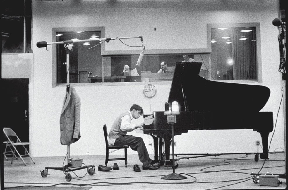 «Mi estilo me obliga a sentarme más bajo que la mayor parte de los pianistas», contaba. Debido a esa postura, sus interpretaciones son más suaves y lentas. No le iba el grado de intensidad fortissimo y evitaba utilizar el pedal del piano.