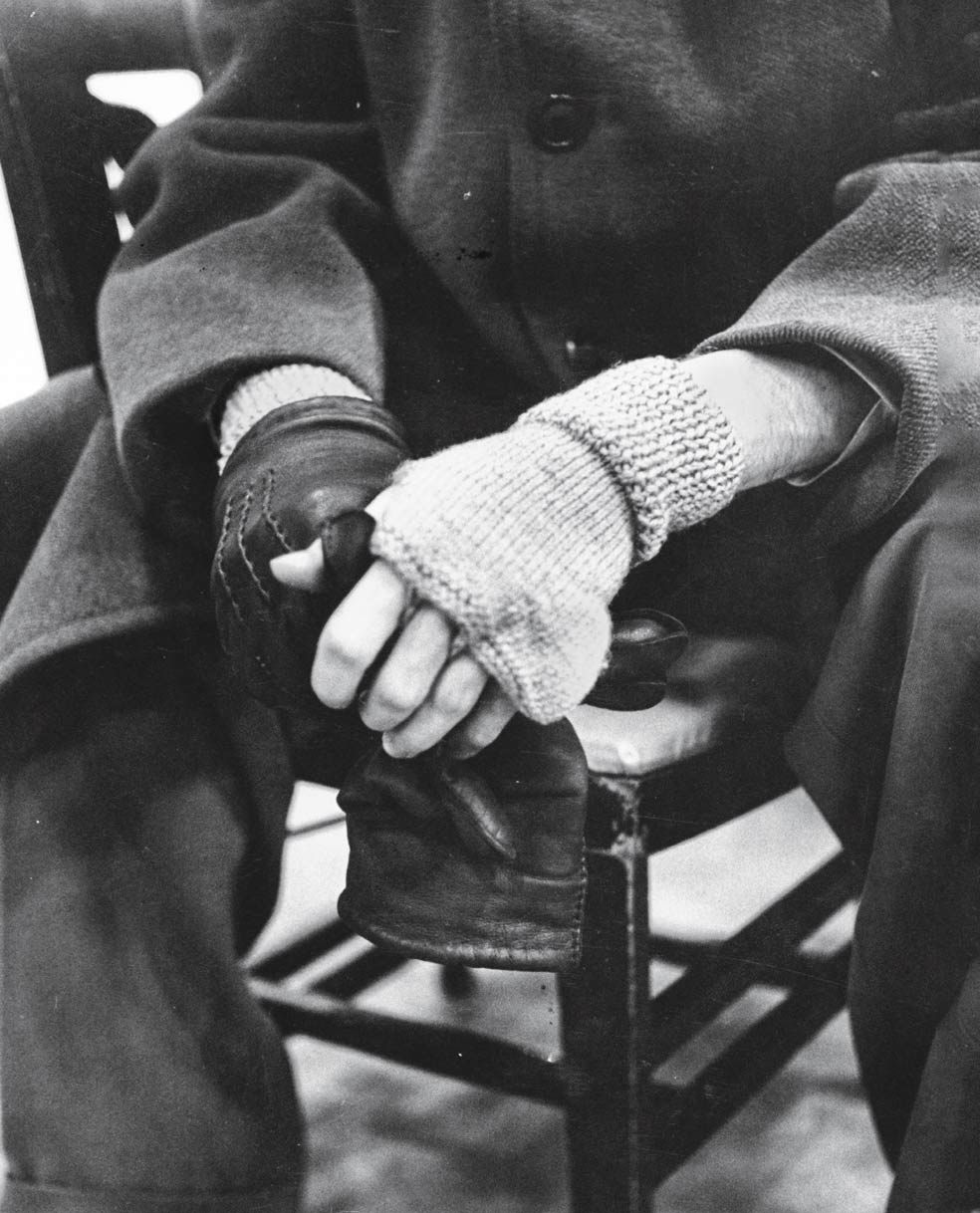 «Cuidarme las manos revela simplemente buen juicio», explicó. Utilizaba abrigo, bufanda y guantes (a veces dos pares a la vez) en invierno y en verano. Para nadar, usaba unos guantes de caucho hasta las axilas.