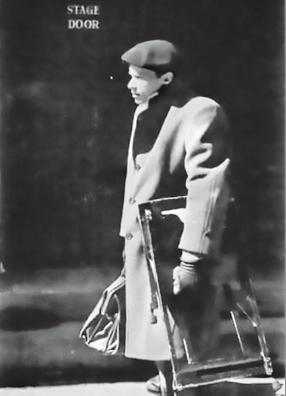 Glenn Gould solo tocaba sentado en su vieja silla de patas recortadas. Viajaba con ella. «Está totalmente destartalada, pero no la cambiaría por otra porque no he encontrado ninguna otra con una forma tan perfecta. Espero poder retirarme cuando llegue el momento de reemplazarla», declaró. Su silla se muestra ahora en una vitrina de la Biblioteca Nacional de Canadá.