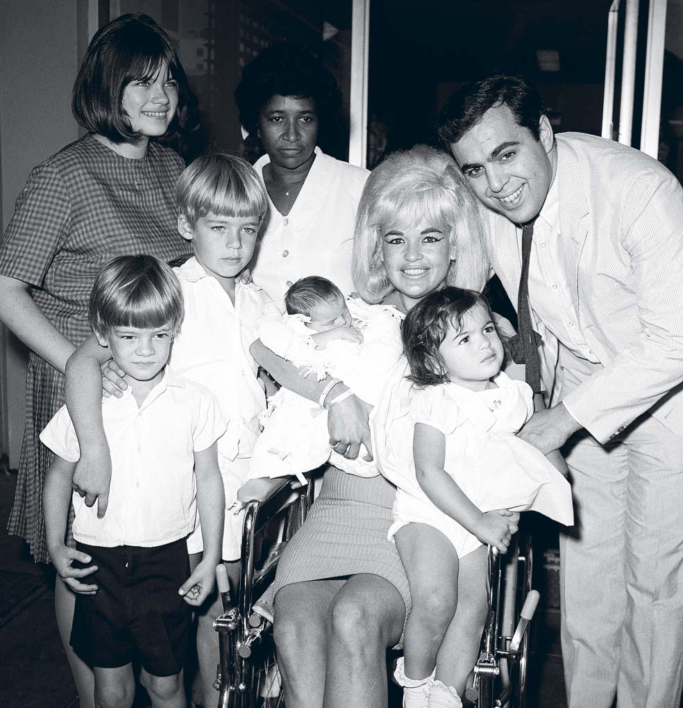 Mansfield con Matt Cimber, su tercer marido, y en sus brazos Antonio, el hijo de ambos. Con ellos, de izda. a dcha. los tres hijos de la estrella de su matrimonio anterior: Zoltan, Miklós y Mariska, hoy célebre por protagonizar la serie Ley y orden, y que se enteró a a los 30 años de que en realidad no es hija de Hargitay (de quien lleva el apellido) sino del cantante Nelson Sardelli.