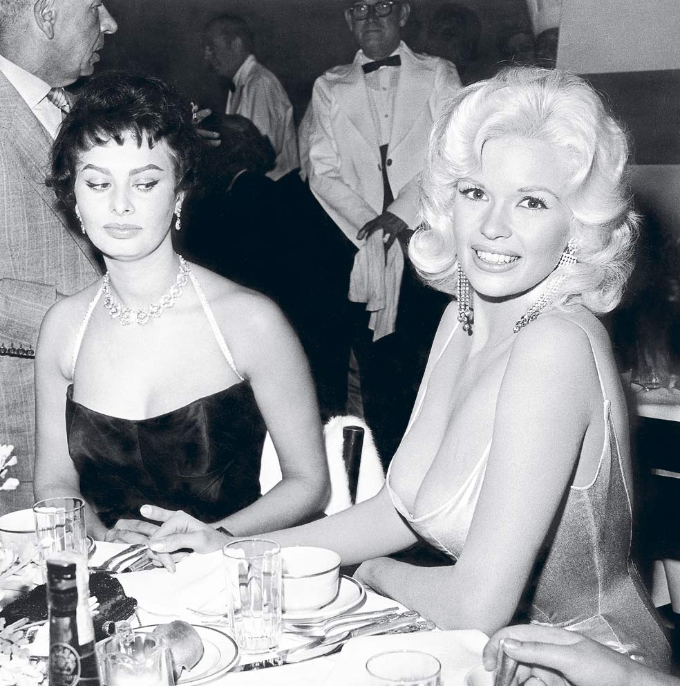 Ni Sophia Loren pudo ocultar su impresión ante el cuerpo de Jayne Mansfield. Esta fotografía, tomada durante una cena en Beverly Hills en diciembre de 1957, se ha convertido ya en un ‘clásico’ de Hollywood.