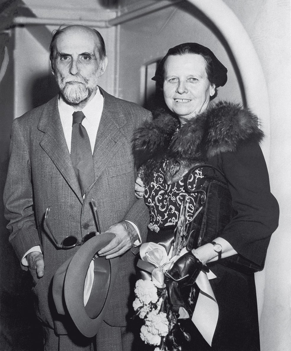 Juan Ramón y Zenobia Camprubí Aymar se conocieron en 1913. Él se enamoró profundamente. Se casaron en los Estados Unidos en 1916 y estuvieron juntos hasta la muerte de ella, en 1956, tres días después de que a él le concediesen el Premio Nobel de Literatura. Él jamás se recuperaría de esta pérdida. Murió dos años después en San Juan de Puerto Rico, donde vivían en el exilio.