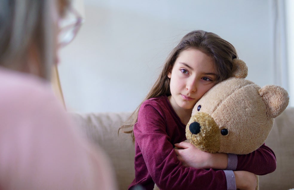 Las palabras que usamos para comunicar un deceso a un niño son fundamentales. No hay que pasar por encima del problema, sino abordarlo de forma específica, dando respuestas concretas. Respete el ritmo del niño, manteniendo el contacto físico.