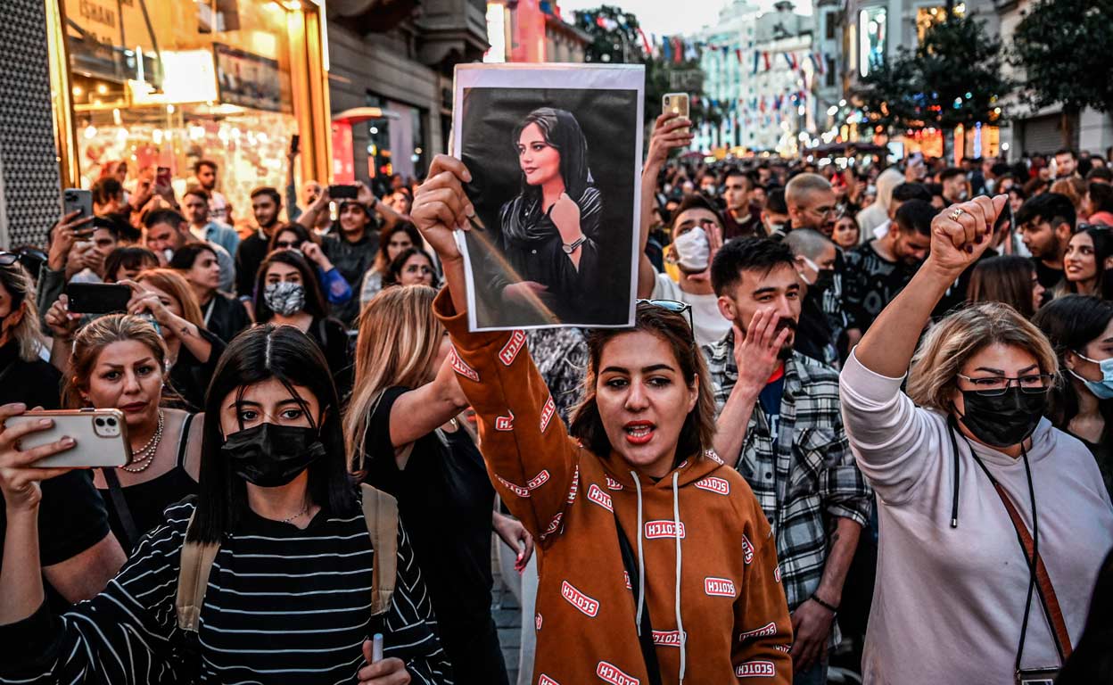 Habla la familia de la joven que despertó a Irán: «Hoy ha sido Jina, mañana será otra»