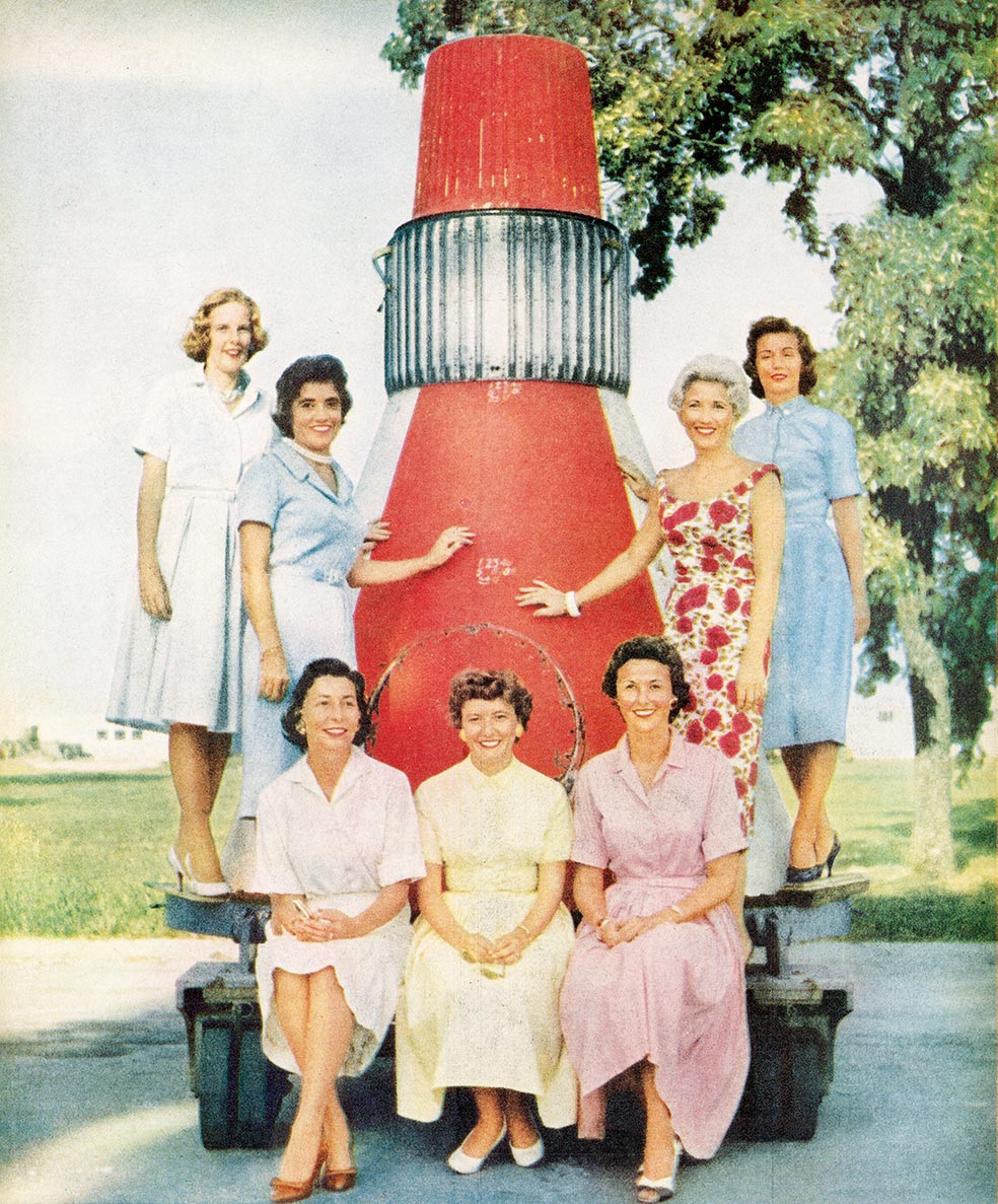 Las 'astroesposas', retratadas en 1959 en el Langley Research Center, en Virginia, delante de la cápsula de vuelo del Mercury.