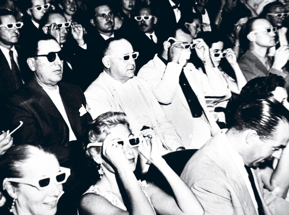 Durante el año y medio que vivió en la residencia presidencial, Nelly cuidaba a los perros y a Perón y veía películas. Aquí asisten, en marzo de 1954, al estreno de la película Buenos Aires en relieve, en el cine Atlantic.