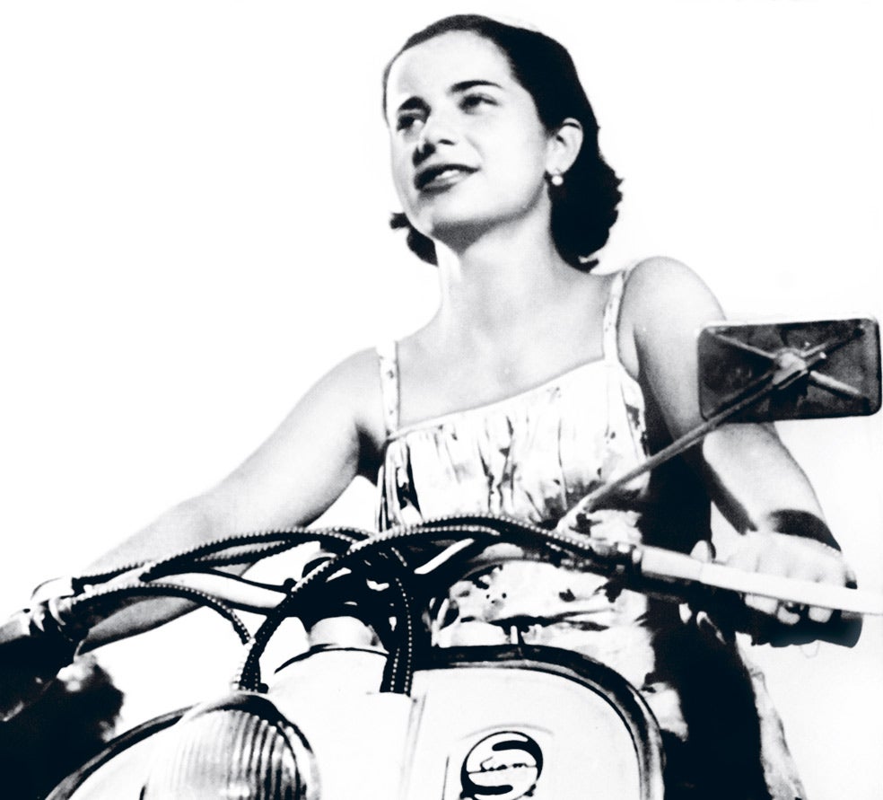 Perón enseñó a Nelly a montar en ciclomotor. Un día, la joven se escondió durante más de una hora detrás de un árbol para abordar, a solas, al general. Cinco días después, un coche oficial recogió a Nelly de casa de sus padres y la llevó a la del presidente.