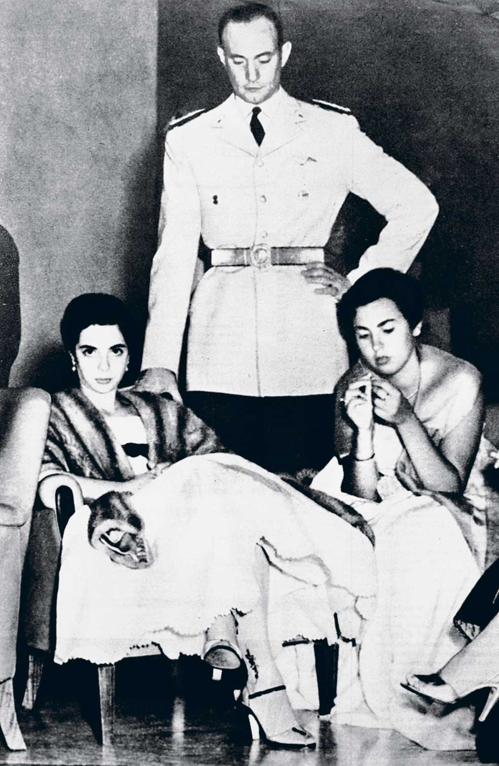 En el Festival de Cine de Mar del Plata, Perón exhibió a Nelly. «Se ocupó de que mi ropa fuera linda», recuerda ella, aquí sentada a la izquierda. «Entre gente importantísima, me porté como una dama»