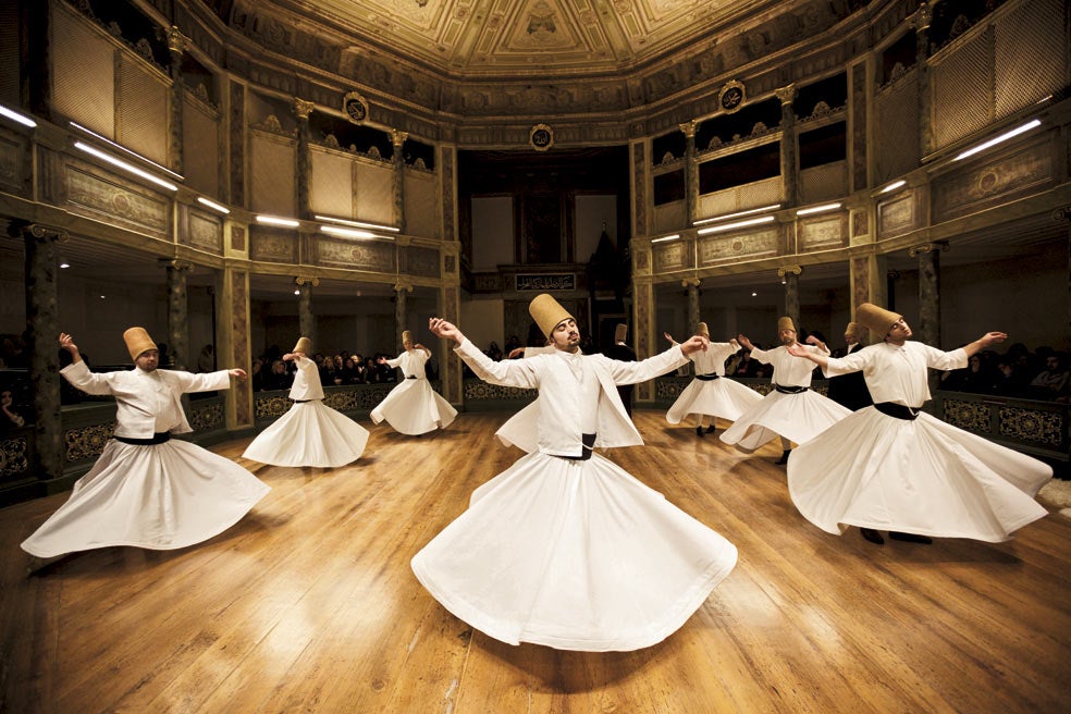 Los mevlevíes o derviches tienen una ceremonia de danza-meditación llamada 'sema', que conciben como rezo porque los hace entrar en trance.