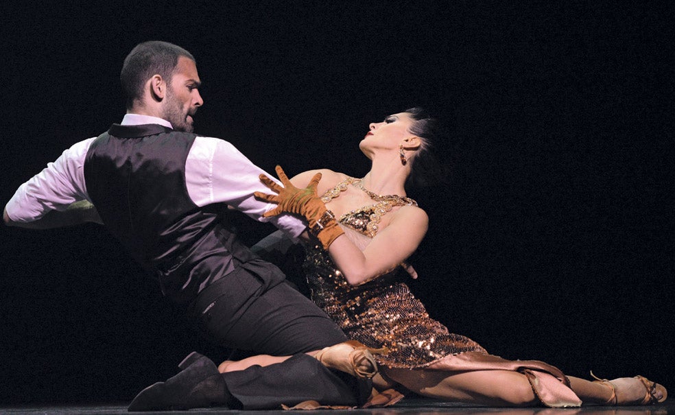 El baile es también representación del romance. Y el tango, en palabras de Bernard Shaw, es «la expresión vertical de un deseo horizontal»