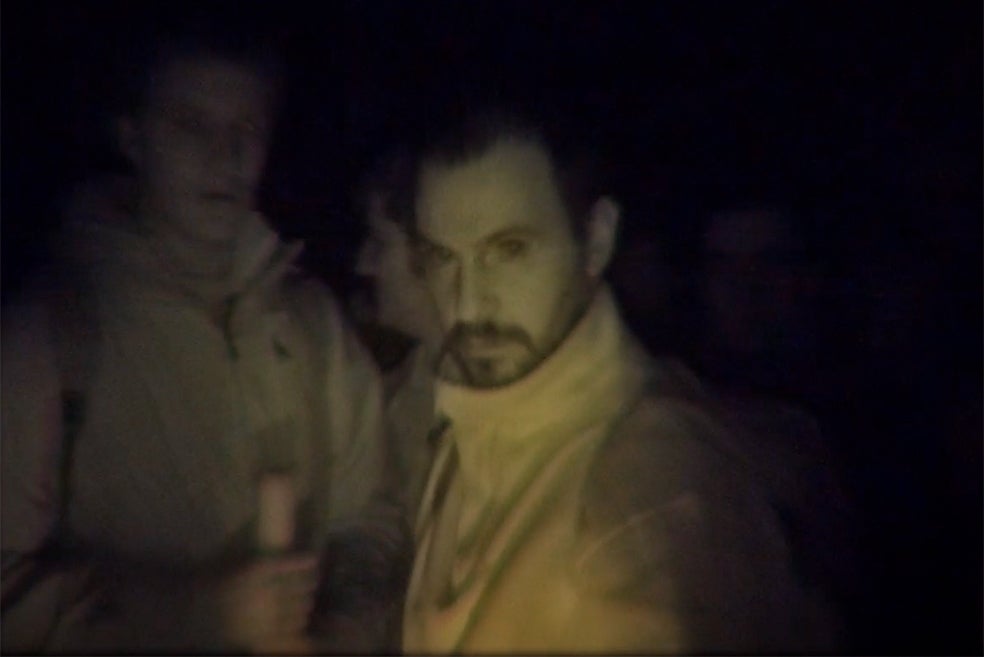 Antonio Gómez muchas veces ensayaba con los menores fuera del horario de clase y en fines de semana. Organizaba juegos, muchos a oscuras, a los que dotaba de un carácter mítico (en la imagen, en uno de ellos). «Cuando las chicas dicen: 'Aquello era como una secta', dices: 'Bueno, una secta...' —confiesa haber pensado Coixet—. Pero luego ves vídeos de él y dices: 'Sí. Así se veía él, como un gurú que iluminaba la vida de estas pobres chicas'».