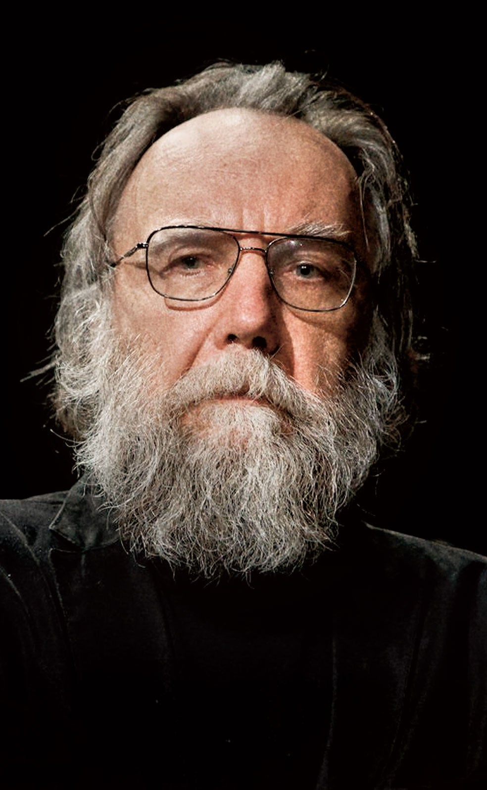 Sus seguidores lo consideran una mezcla de sabio y santón que aboga por el expansionismo eslavo. No tiene trato personal con Putin, pero dicen que este devora sus libros y artículos desde hace 25 años. En cualquier caso, son de lectura obligatoria en cuarteles y academias policiales y militares.