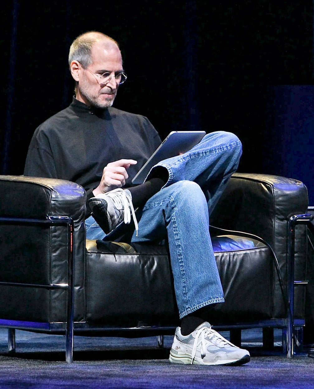 Desde 1999 hasta su muerte como consecuencia de un cáncer de pancreas en 2011, Jobs vistió siempre igual: jersey negro, vaqueros y deportivas. No quería perder tiempo pensando qué ponerse.