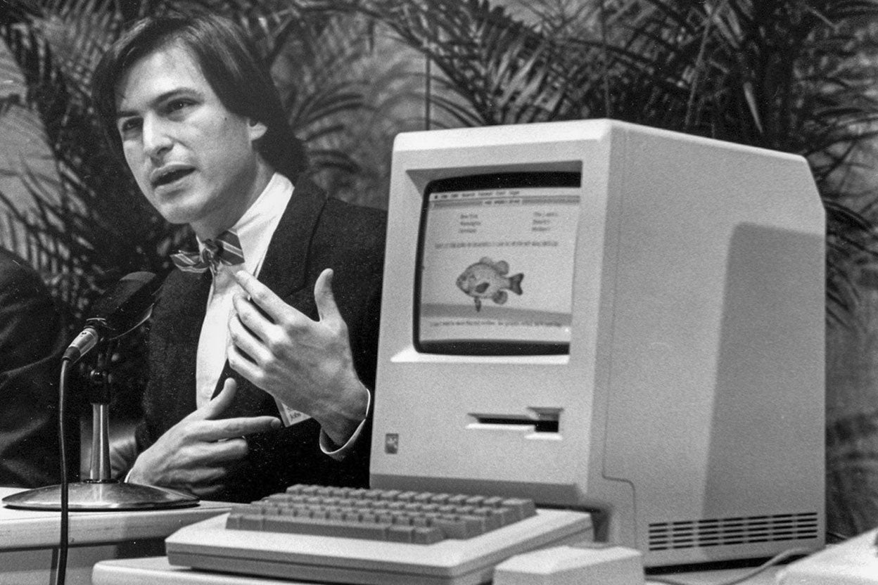 Steve Jobs en los años 80, cuando comenzaba a crear lo que sería una de las empresas más disruptoras del mundo. Y todavía alternaba las chanclas con la pajarita...