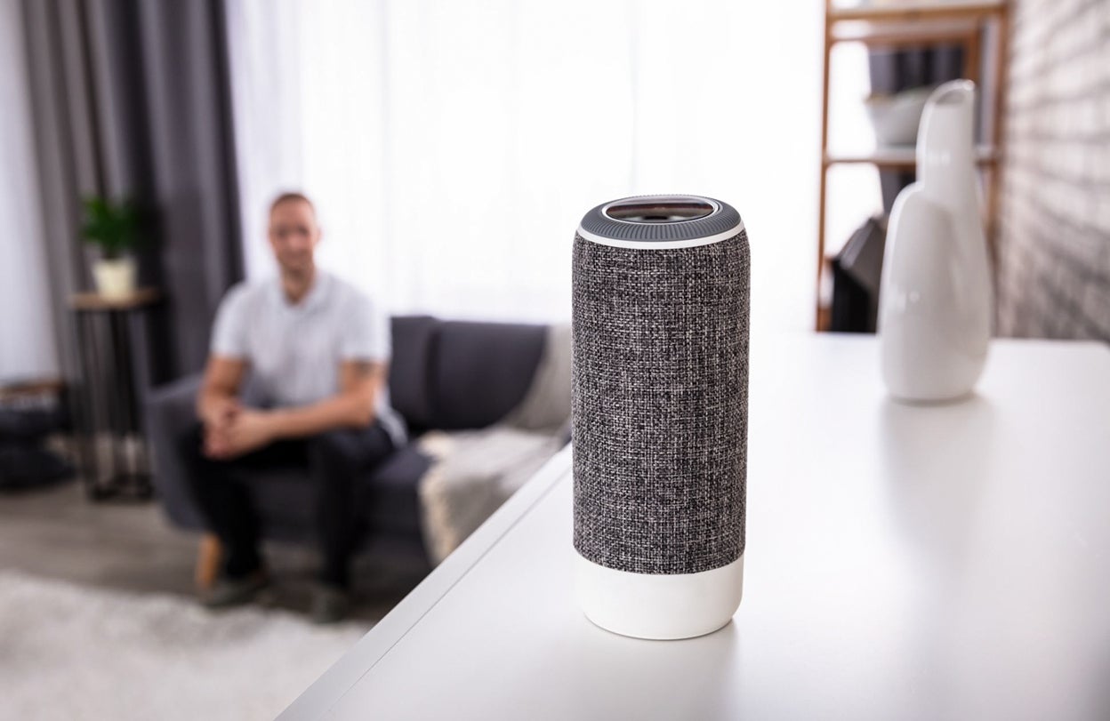 Nuestro cerebro asocia la voz de estos altavoces inteligentes a una figura humana. Es decir, sabemos que interactuamos con un algoritmo, pero sentimos que un humano andaba cerca. ¿Cómo afectará esto a nuestra relación con ellos?