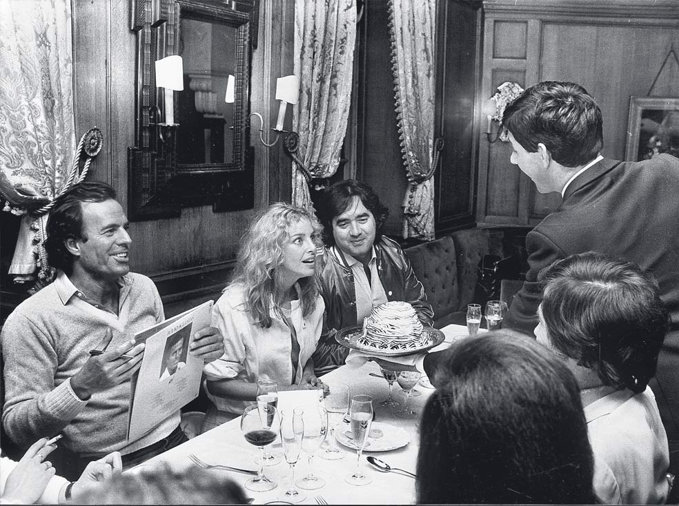 Cenando con Julio y Sydne Rome en Ostende (Bélgica). La actriz italo-americana, asegura Fraile, «fue su amor de verdad, intenso, hermoso, Aunque la primera noche –añade–, Julio se quedó con las ganas».