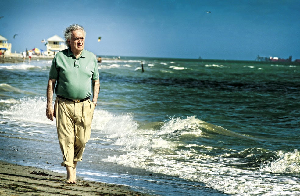 Alfredo Fraile pasea por la playa de Key Biscayne, en Miami, donde pasó los últimos años de su vida y recibió a XLSemanal en 2014, antes de publicar Secretos confesables, sus polémicas memorias.