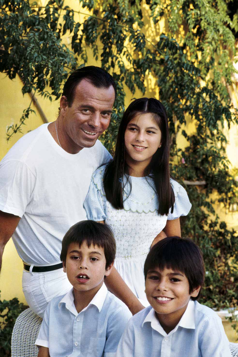 Julio, con los tres hijos de su matrimonio con Isabel Presyler: Chabeli, Julio José y Enrique, en 1983. Fraile dice que los niños se sentían abandonados por él. «Lo quieren mucho, pero... Entre su carrera y su familia, Julio escogió su carrera».