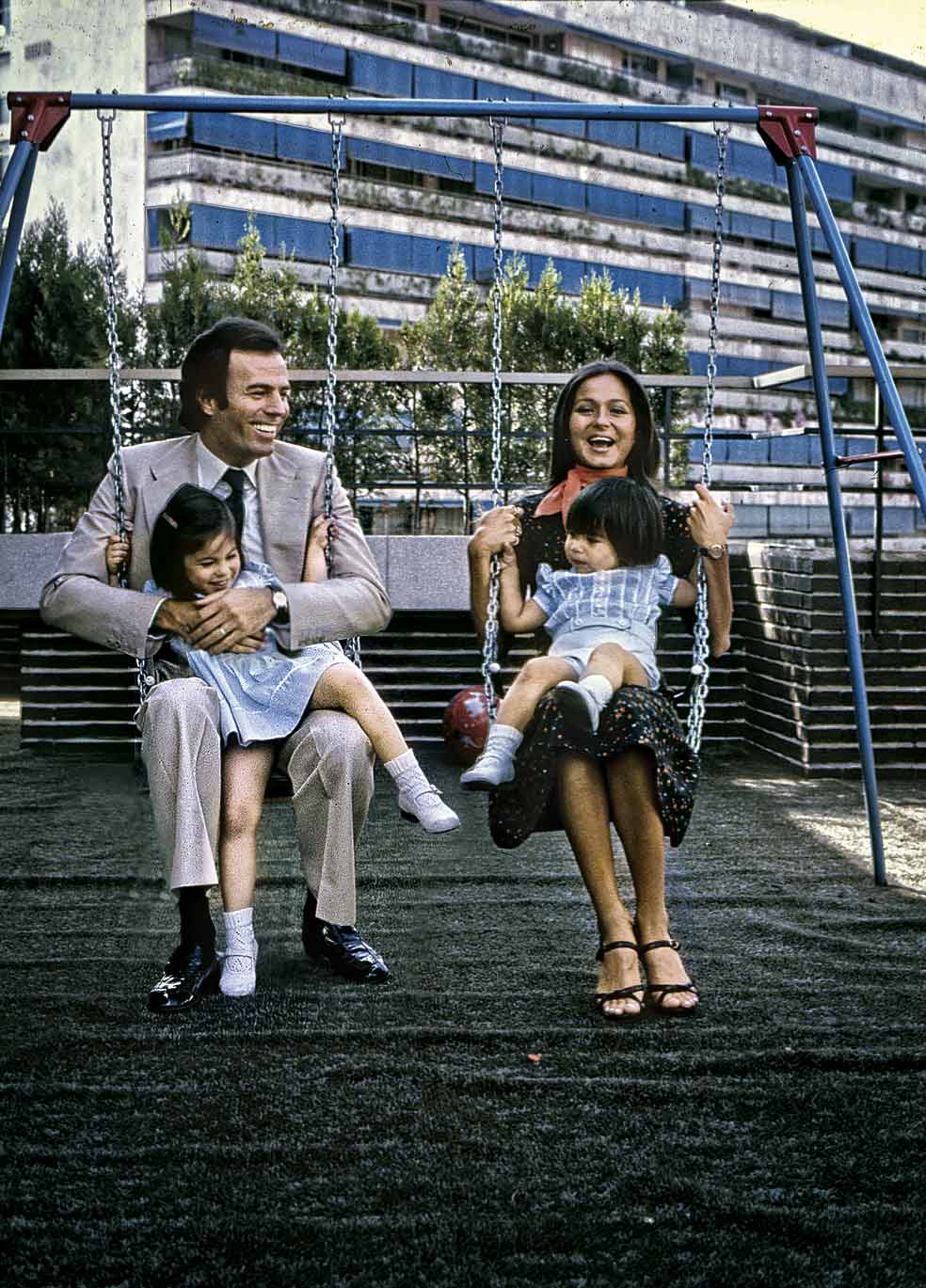 Julio e Isabel Preysler con sus hijos Chabeli y Julio José. Aún eran felices, pero él le era infiel y ella lo sabía. «Las discusiones por teléfono eran terribles», recuerda Fraile. Hasta que ella se hartó y lo dejó, al regresar de un viaje, en el mismo aeropuerto de Barajas.