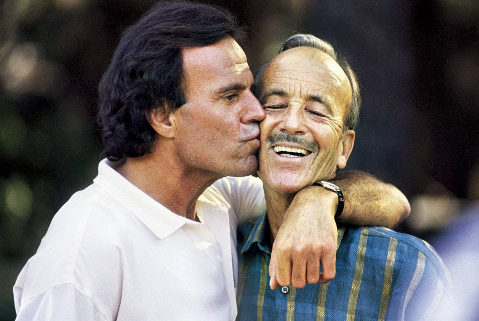 El cantante besa a su padre, fallecido en 2005. El secuestro de su progenitor por parte de la banda terrorista ETA fue el momento más terrible en la vida de Julio, recuerda Fraile. Se culpaba a sí mismo, a su fama y a su dinero de que hubiese sucedido.