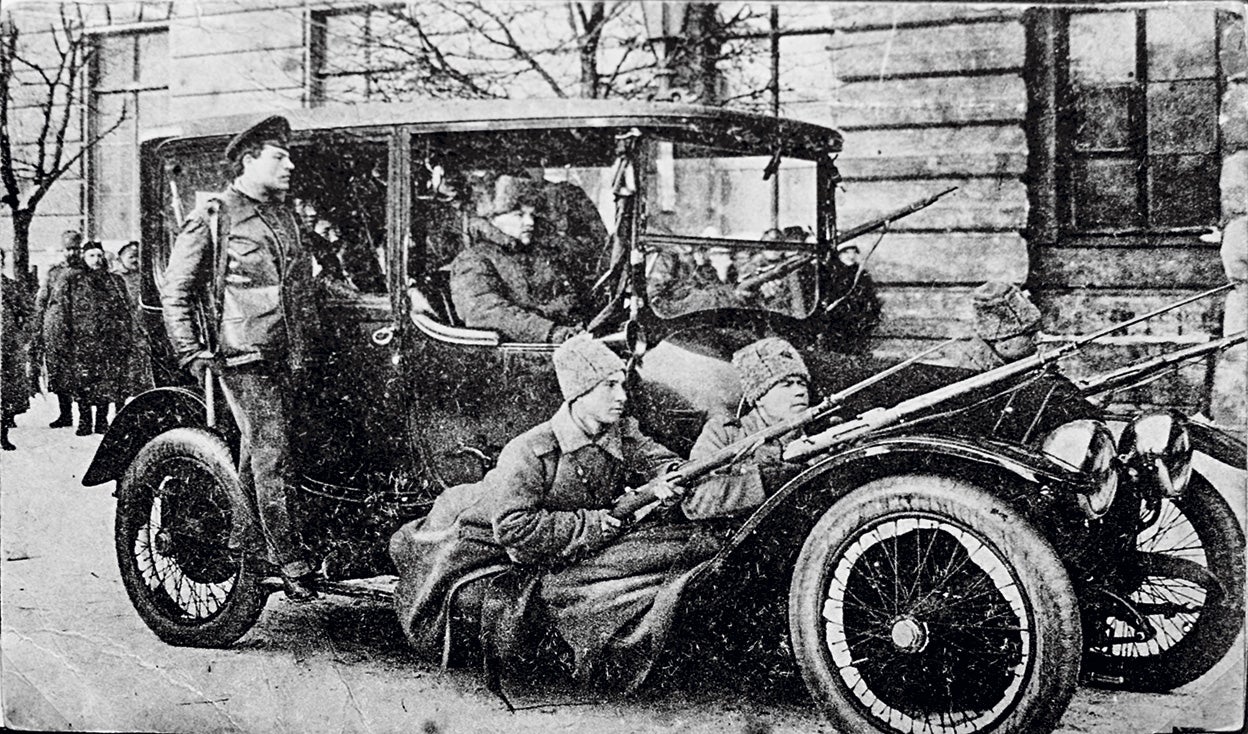 La Checa equipó a sus hombres con chaquetas de cuero negro. Su ventaja era que, a diferencia de la lana, los piojos no podían infestarlo. Pero el cuero se convirtió en un símbolo de autoritarismo. |