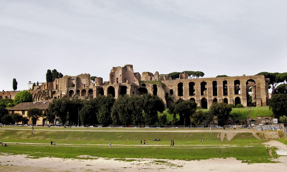 Augusto construyó su casa en torno al nuevo templo de Apolo, su dios protector, en el monte Palatino, donde crecieron Rómulo y Remo. En una genial maniobra propagandística, unía así la imagen de su imperio a los orígenes míticos de Roma. De ahí viene, por cierto, la palabra 'palacio' para designar a la residencia de un monarca.