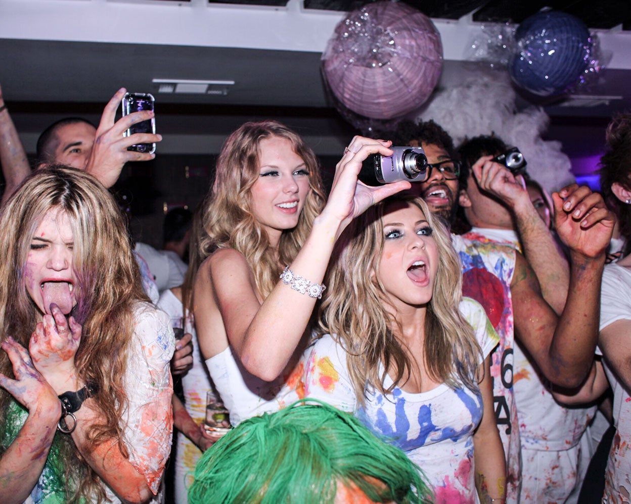 Mark Hunter, más conocido como Cobrasnake, ha sido uno de los pioneros en el estilo vintage, fotografiando a las celebrities durante sus fiestas. En esta foto Taylor Swift con su cámara digital durante el cumpleaños de Katy Perry.
