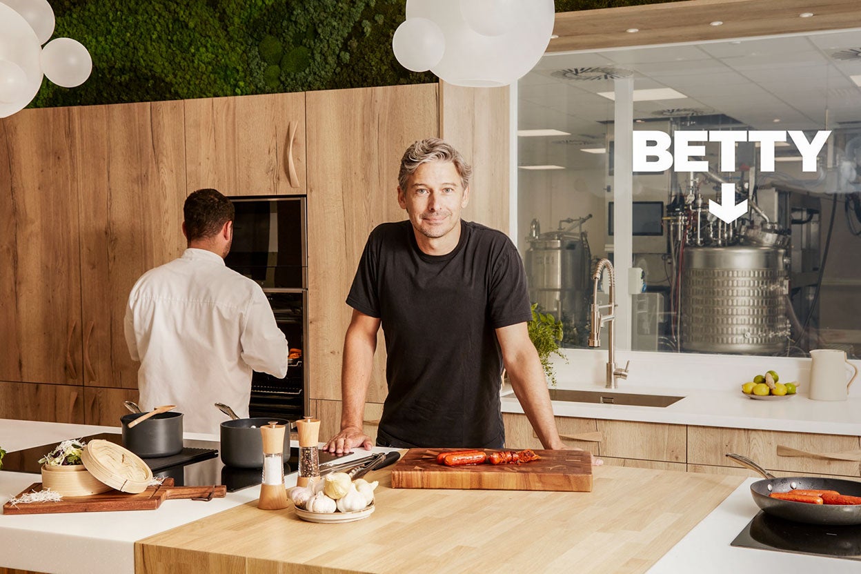El proceso para elaborar carne a partir de células tiene lugar en los llamados 'biorreactores': grandes tanques de acero inoxidable como el que aparece al fondo en la imagen, de Ivy Farm, en Oxford. Al suyo le han puesto nombre: se llama Betty y permite producir 2700 kilos de carne al año.