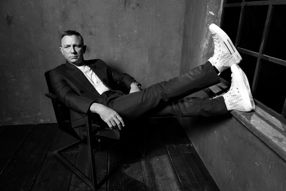 Entre la despedida de Pierce Brosnan y el anuncio, el 14 de octubre de 2005, de que Daniel Craig sería su sucesor pasaron más de tres años. Rechazó el papel porque no le permitían leer el guion antes de aceptar, pero el propio Brosnan lo convenció. Entre sus rivales para ser el sexto Bond figuraban Clive Owen, Jude Law, Colin Farrell...