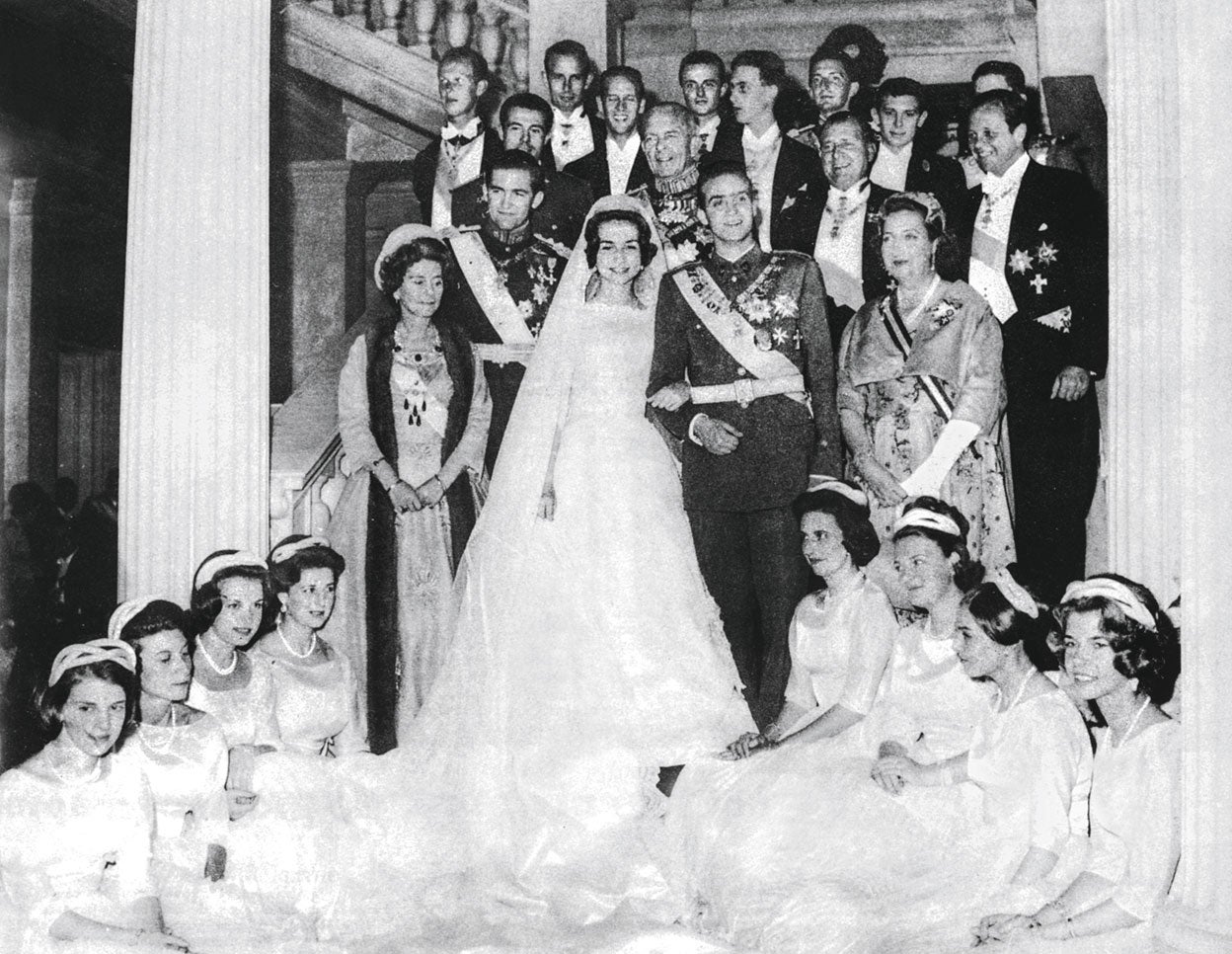 La boda de Juan Carlos y Sofía se celebró por todo lo alto en Atenas en 1962. La reina Federica de Grecia quería transmitir una buena imagen del país. Pero el festejo y la dote de Sofía fueron caros, y eso molestó a los griegos.