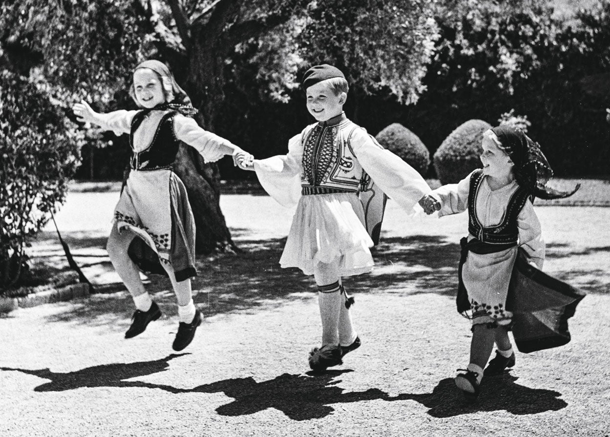 La princesa Sofía, de 8 años, con sus hermanos Constantino, de 6, e Irene, de 5, jugando en los jardines del palacio de Tatoi en 1947. Grecia vivía entonces una guerra civil.