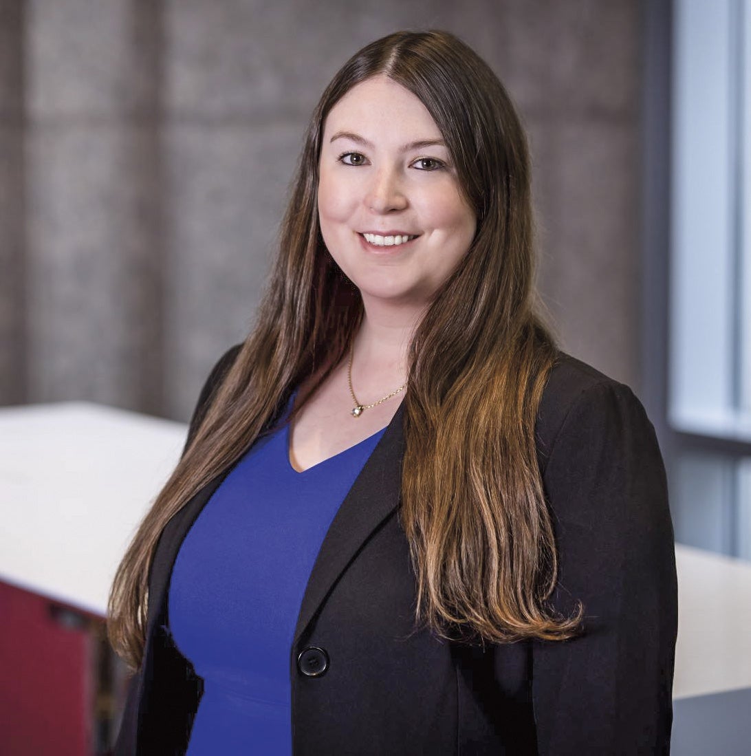 Felicia Craick es uno de los cinco abogados que firman la demanda. «Los algoritmos de estas compañías recomiendan contenido dañino a los niños y están diseñados para engancharlos», afirma. Pertenece al bufete Keller Rohrback, especializado en grandes litigios y azote de las tecnológicas.