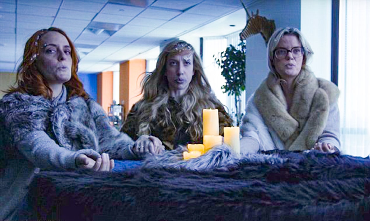 La diferente sensación térmica de hombres y mujeres, especialmente constatable en los lugares de trabajo, es motivo de discusiones, pero también de gags humorísticos. Uno de los más exitosos fue un vídeo viralizado en redes que muestra a un grupo de chicas enfrentándose 'a lo Juego de Tronos' al aire acondicionado.