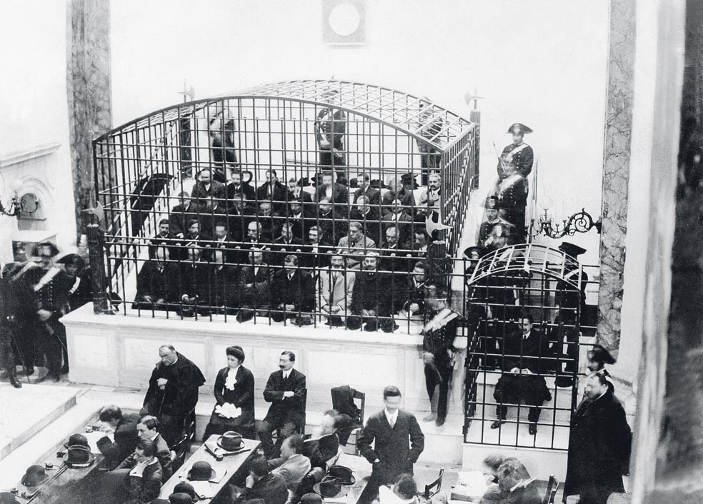 En 1911 se celebró el primer gran proceso contra la Camorra napolitana. Hubo 35 acusados y 26 condenados. Fue crucial el testimonio de un arrepentido al que se protegió en una jaula individual.