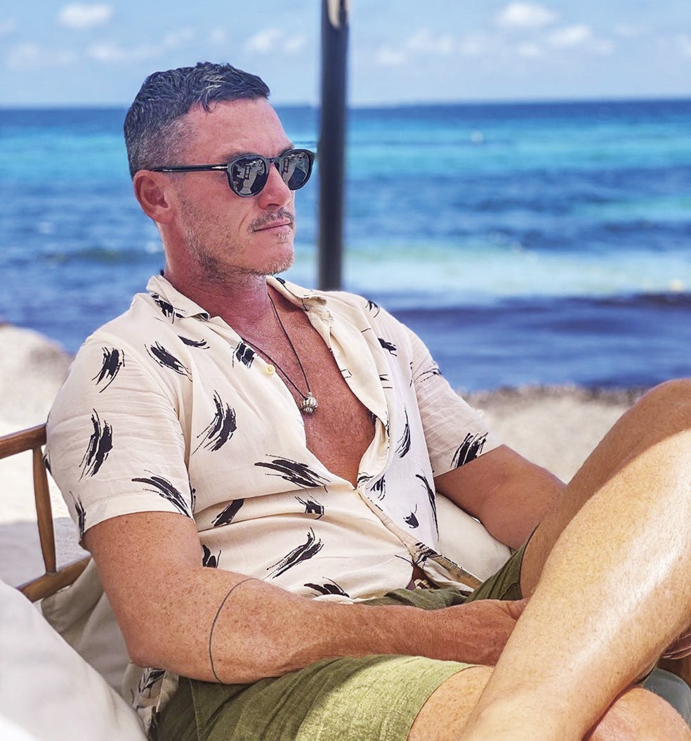 Luke Evans es un actor consagrado y de cincelada mandíbula que cotiza al alza. Conocido por sus papeles de Gastón, el villano de La bella y la bestia, y de Bardo I el Arquero, de El hobbit, este galés podría convertirse en el primer Bond interpretado por alguien abiertamente gay.