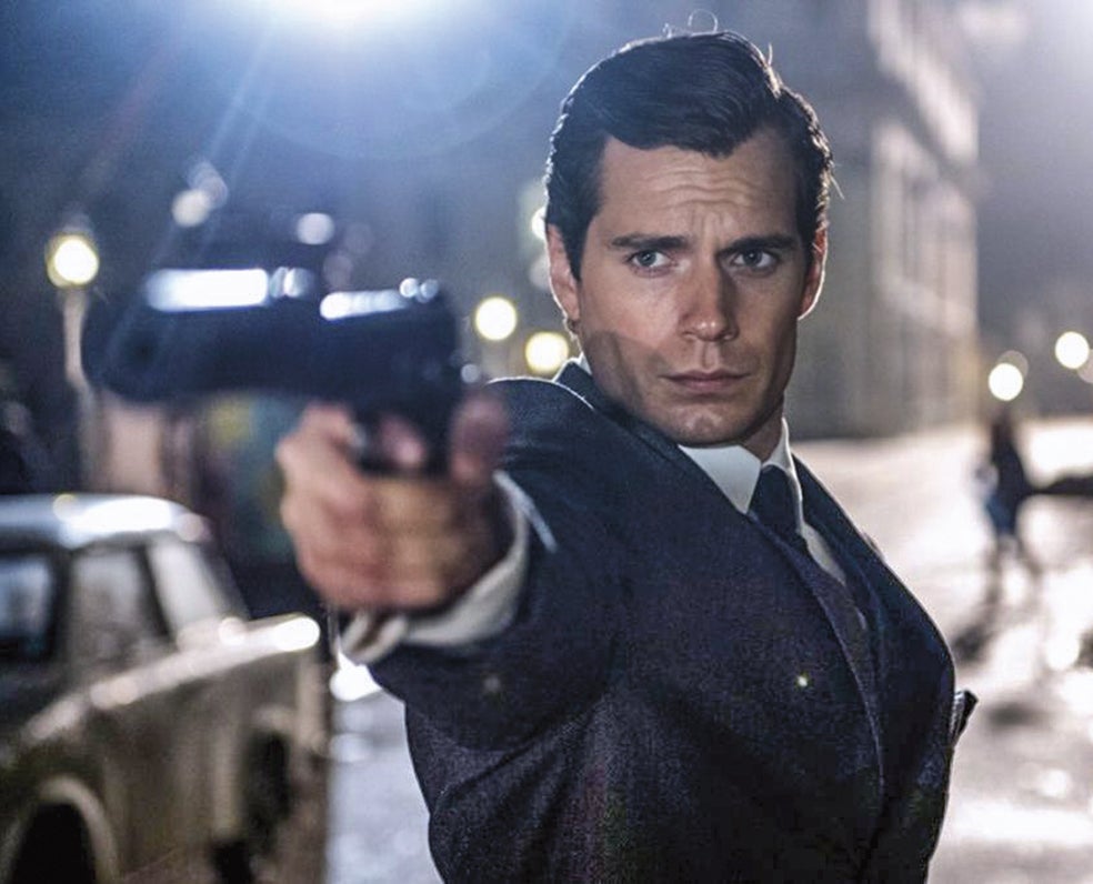 Tras dejar Superman, Henry Cavill ha sido espía en la última de Misión: imposible y en The man from U.N.C.L.E., demostrando que luce igual de bien con esquijama azul y capa roja que con esmoquin.