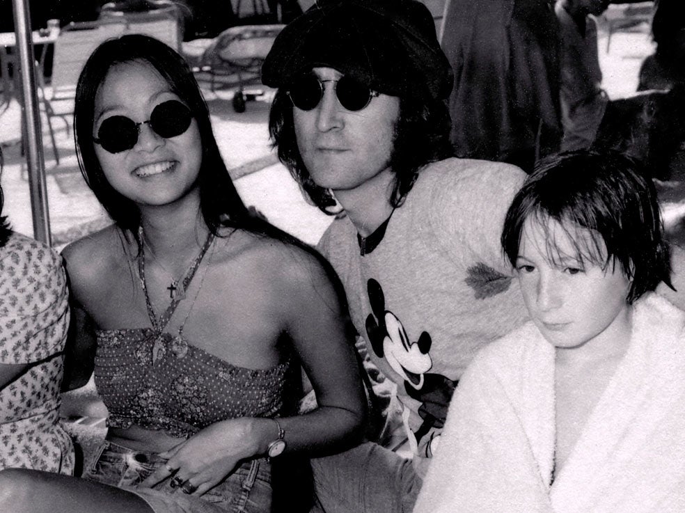 John Lennon, su hijo Julian y May Pang durante lo que él llamó «el fin de semana perdido», que duró 18 meses...