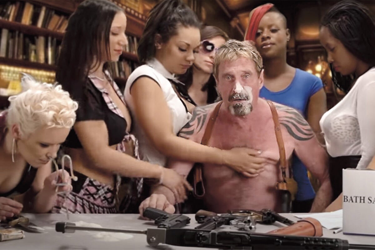 Captura de Cómo desinstalar McAfee Antivirus, vídeo de 2013 en el que critica su propia creación, mientras inhala polvo blanco y es desnudado por mujeres escasas de ropa. Fue su modo de ridiculizar la cobertura mediática sobre su vida y excesos. Recibió diez millones de visitas en YouTube.